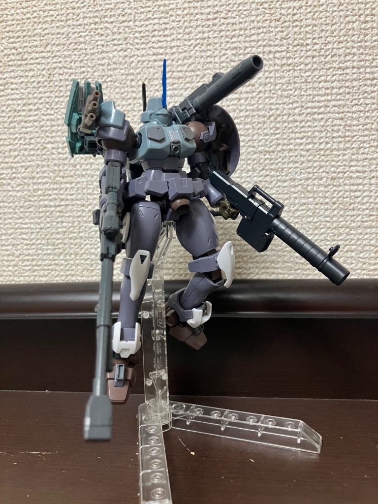 武装てんこ盛り状態。スナイパーライフル、レーザーライフル、実弾ライフル、ミサイル、キャノン、ハンドグレネード、ハンドガン、ビームサーベル、スモークディスチャージャー、シールド装備。ACっぽくするならもっと武器減らすべきなんだけど、付けられると思うとついつい付けちゃうw