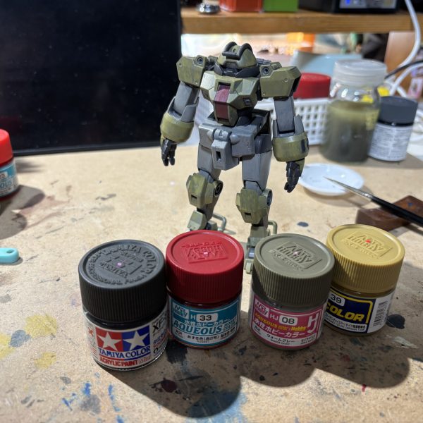 今朝方の進捗になりますが、筆塗りにて各色の一色目を塗りました。デミトレは箱絵や完成見本、成型色も薄い緑系の配色なんですが、設定画は黄色寄りに見えるもんですからデザートカラー的な感じを目指してみようと思いました。仕事から帰宅後に二色目塗りたいと思います！（3枚目）