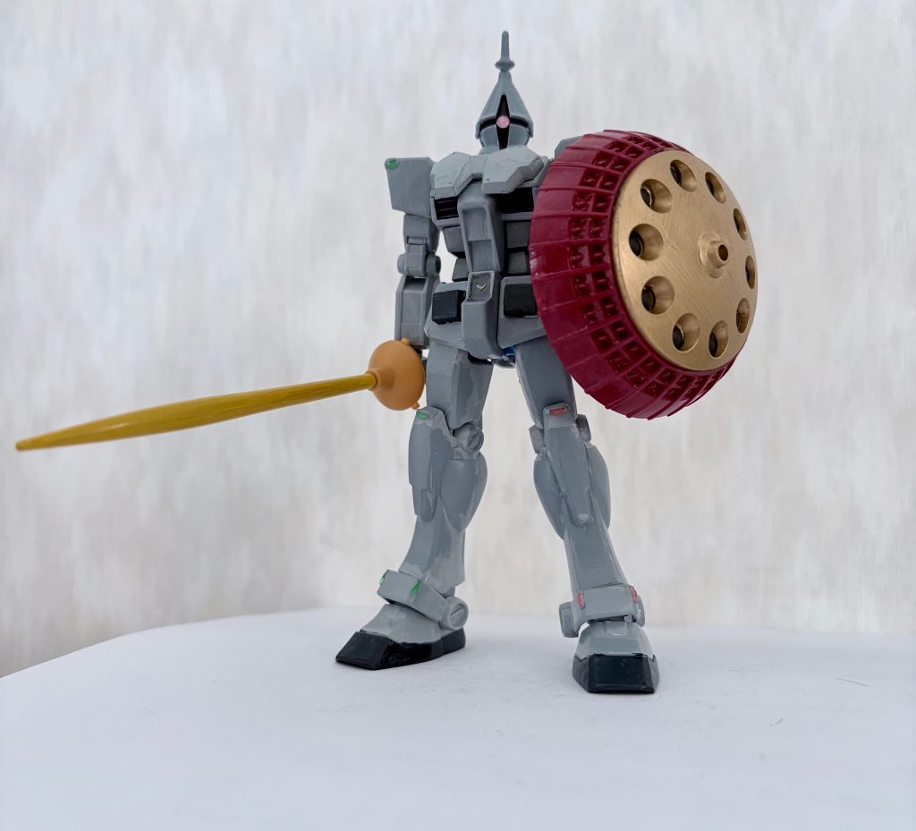 フロントビュー。武器は無加工で装備できた(gundam-kao3)機体の各所には緑と赤の識別灯がついている。