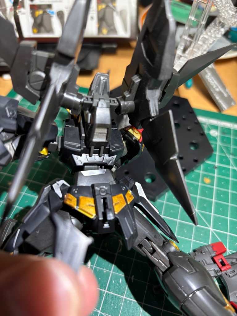 ポージングやりすぎて、リアアーマー破損！