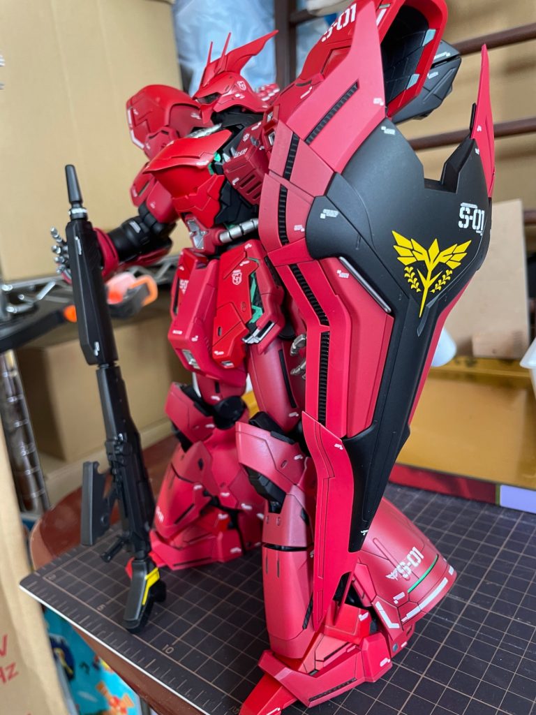 苦行のデカール張り後。トップコート前のショットです。デカいシールドが映るこの角度が好きですね！