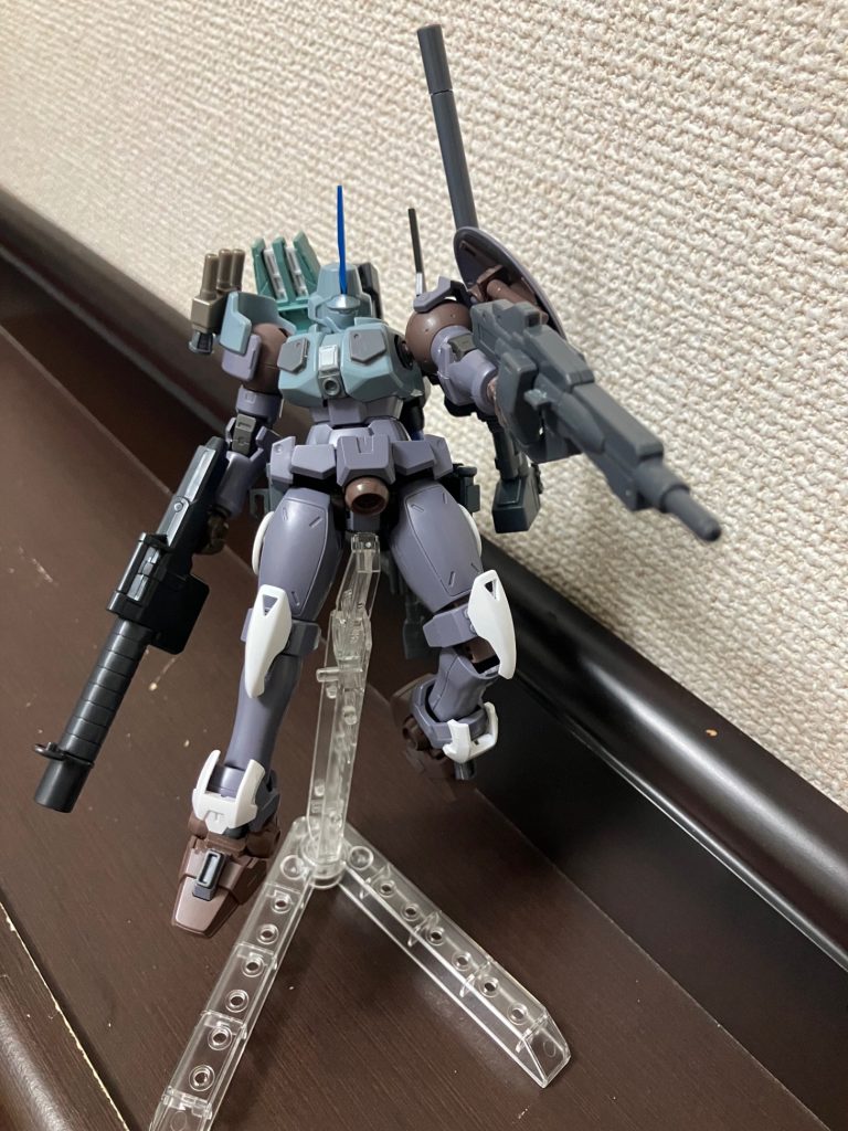 手持ちをレーザーライフルとライフルにしてスナイパーライフルは背中にマウント、キャノンを長距離用のキャノンに変更した状態。個人的に、AC4時代、ランクマッチにいた憧れのリアルランカーのアセンが、ライフル、レーザーライフル、ミサイル、スナイパーキャノンの中量2脚だった事もあり、その構成に脳を焼かれているのでそれをかなり意識してますwでもガンダム的にはキャノンは上のやつの方が良いんだろうなぁとw