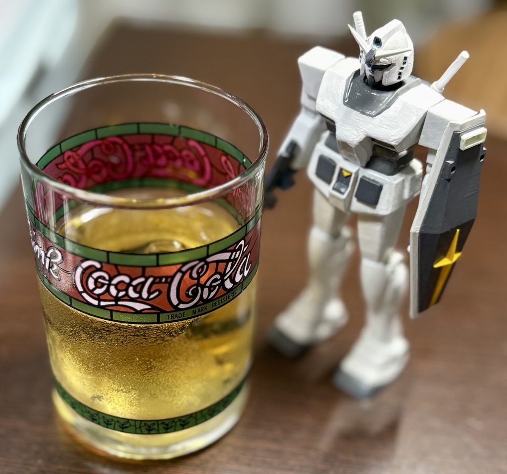 作品名：酒とガンダム。<p>盆休みに入ったのでガンプラを眺めながらジムビームを一杯やる構図。</p>
