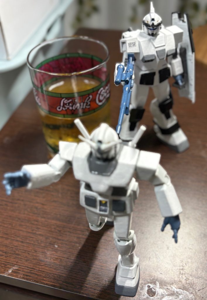 銃口を突きつけられ、たまらず退却するハイパー化ガンダム(zaku-kao4)
