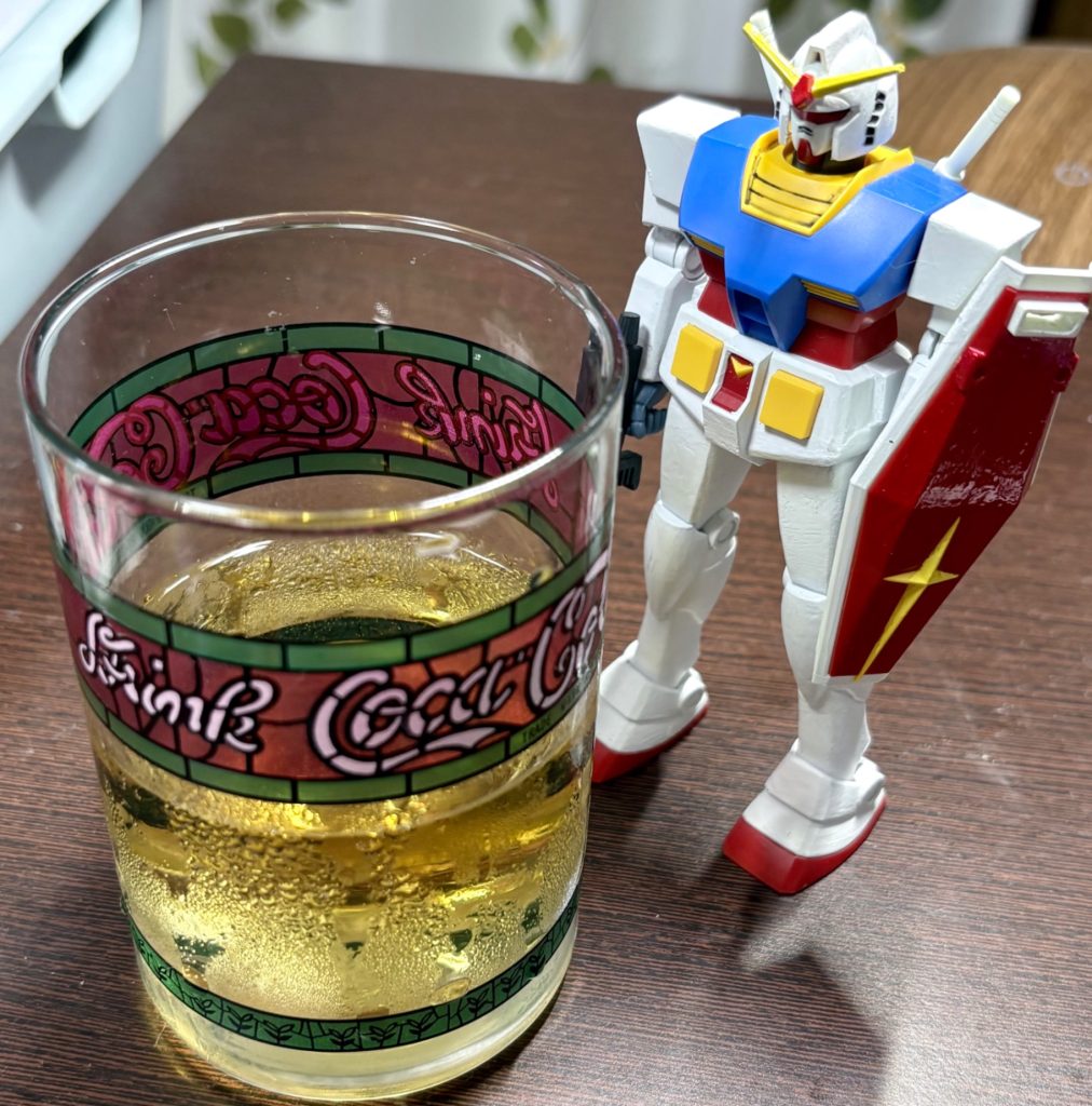向こう側のガンダムがジムビームを飲みたそうにしている(gundam-kao2)