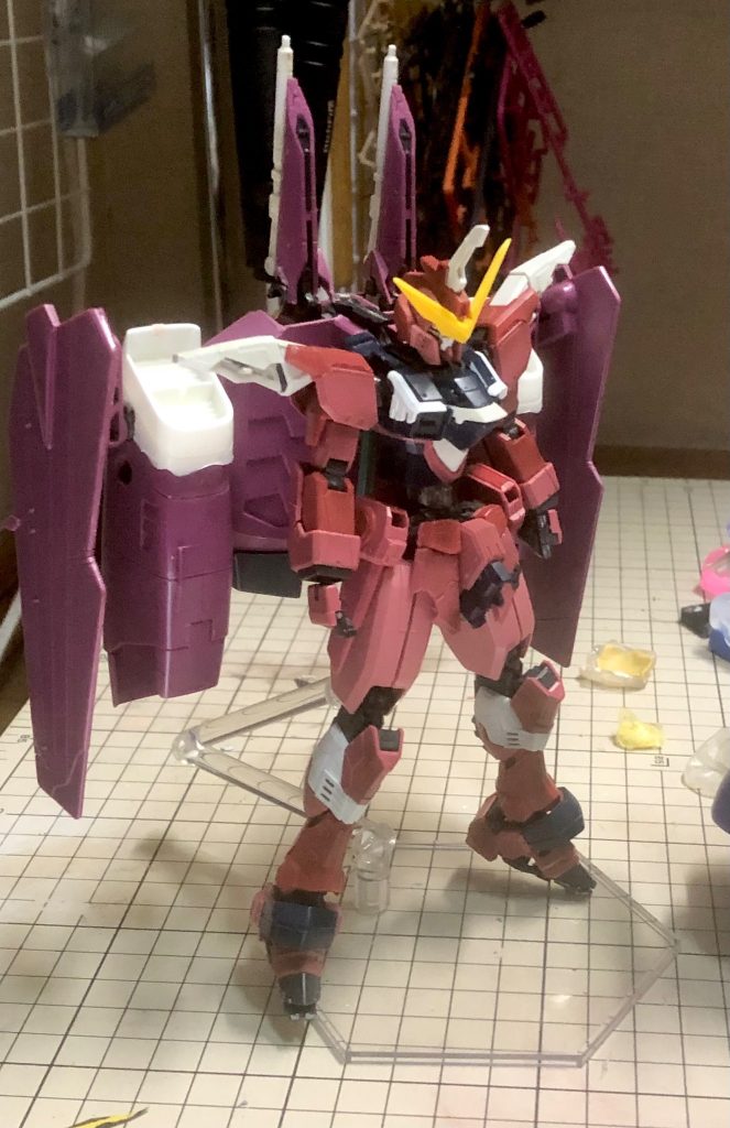 制作途中本体:太腿はフレーム延長し1/100のものを被せました。リフター:左右ブロックはレジン複製したインテーク部を着けて延長、中央ブロックは砲部分をRGにして円盤部分を後に下側にプラ板延長しました。