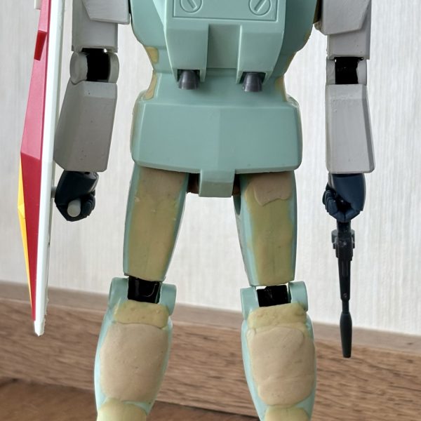 今朝までの進捗報告。いつも通り、全身をボールジョイントによる可動化に成功(zaku-kao2)両腕は見栄え重視でリバイバル版ガンダムから流用してミキシングした。バーニアはコトブキヤのモノに変更。今回はなるべく旧キット本来の外観を維持しながら作る方向で行く(gundam-kao7)（2枚目）