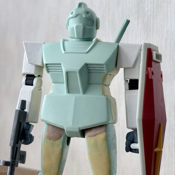 今朝までの進捗報告。いつも通り、全身をボールジョイントによる可動化に成功(zaku-kao2)両腕は見栄え重視でリバイバル版ガンダムから流用してミキシングした。バーニアはコトブキヤのモノに変更。今回はなるべく旧キット本来の外観を維持しながら作る方向で行く(gundam-kao7)（3枚目）