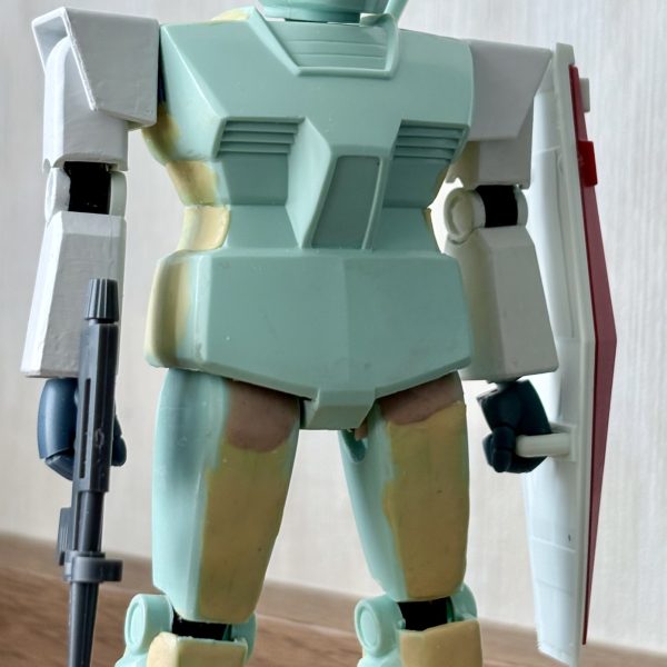 今朝までの進捗報告。いつも通り、全身をボールジョイントによる可動化に成功(zaku-kao2)両腕は見栄え重視でリバイバル版ガンダムから流用してミキシングした。バーニアはコトブキヤのモノに変更。今回はなるべく旧キット本来の外観を維持しながら作る方向で行く(gundam-kao7)（4枚目）