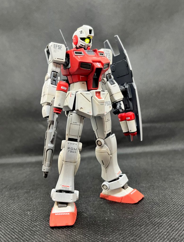 「機動戦士ガンダム0080」に登場する「ジムコマンド(宇宙仕様)」ですが、HGUCのキットが発売されたのが2004年と、なんと22年前のものです！そのまま組み立てると、脚がやたら長くて胴体が短いという残念な感じのスタイルなので、オリジン系のガンダムとジムをミキシングして、最新のスタイルを目指してみました