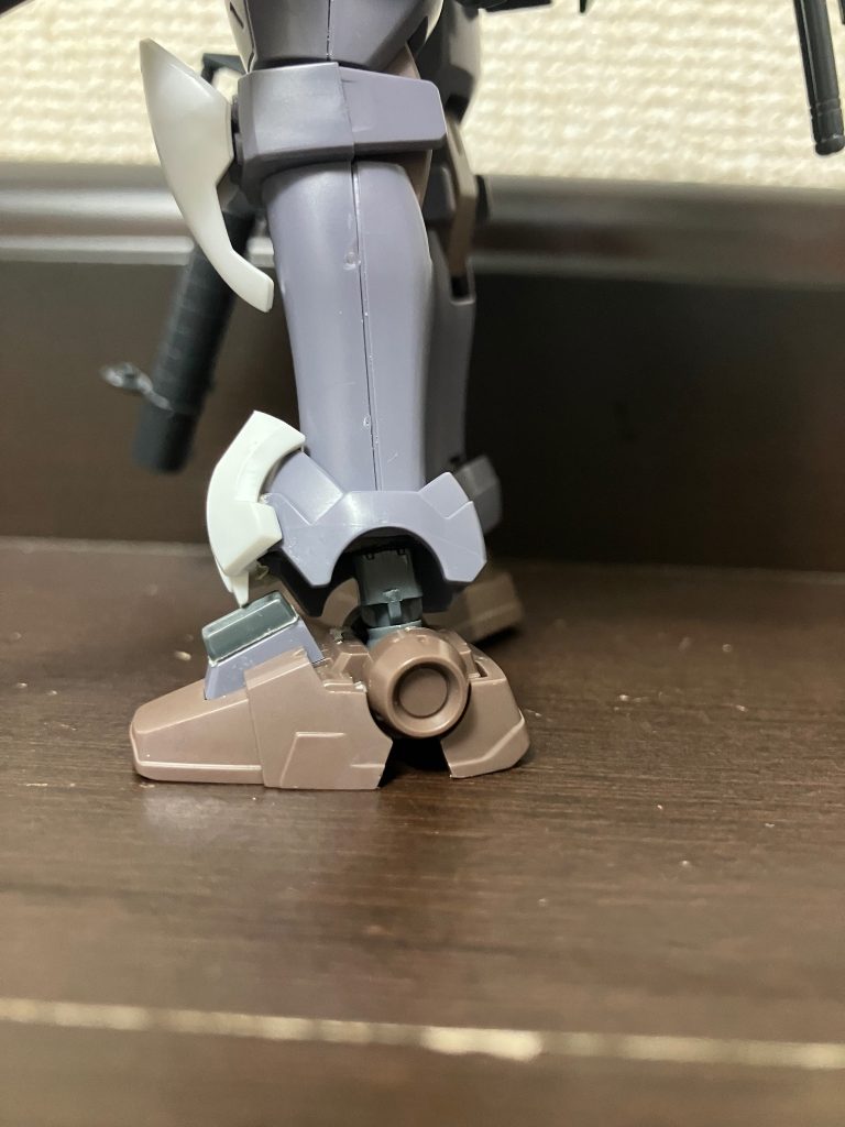 あと、脚はそのままだと短足な感じだったんで、小細工して伸ばしましたw普通に脚切ってプラ板とか挟んで延長なんて技術俺にはありませんw