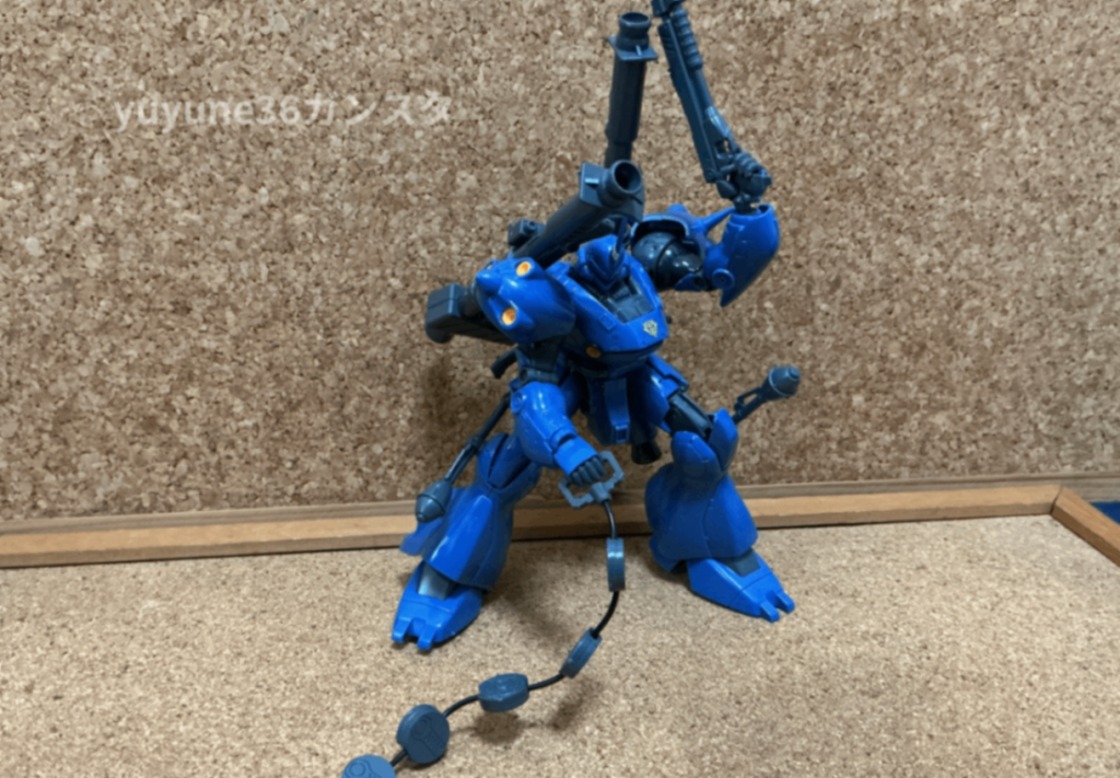 追加でデカールを貼ってます！(zaku-kao2)