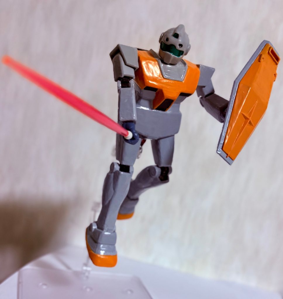 アクションベースを付けた状態。ガンダムのようにビームサーベル抜刀のポーズもバッチリ決まる(zaku-kao2)