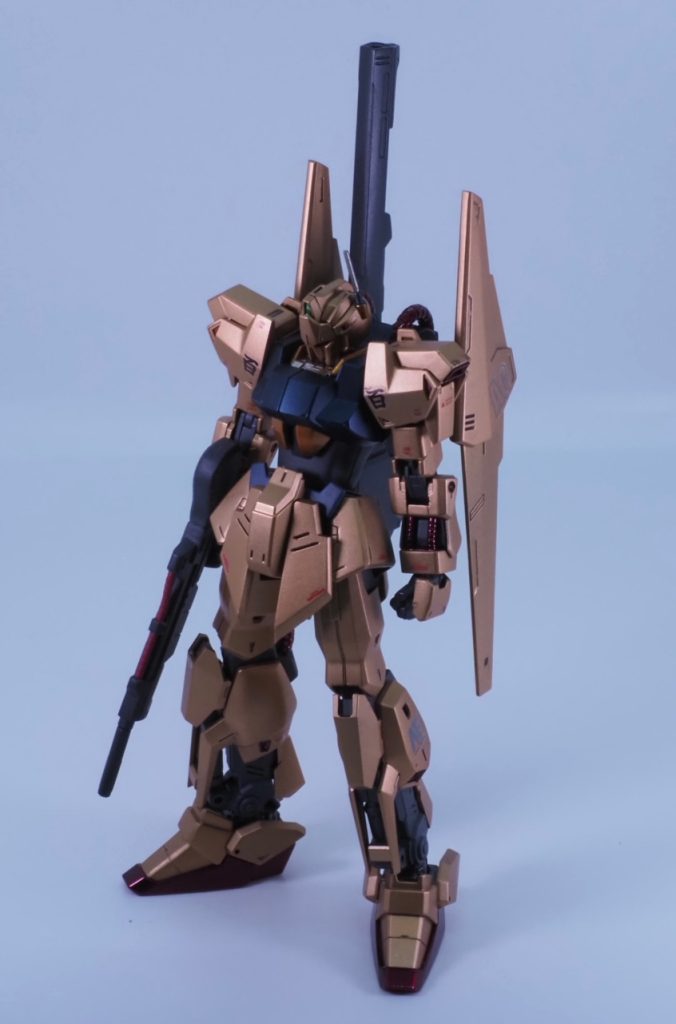 ミキシングについては上腕部をZガンダムのものに。スタイル改修は首1mm、腹部2mm、脚部2mm、腕を1mm延長して手はビルドナックルズMサイズにアンテナはアルミ線にスプリングを組み合わせました。