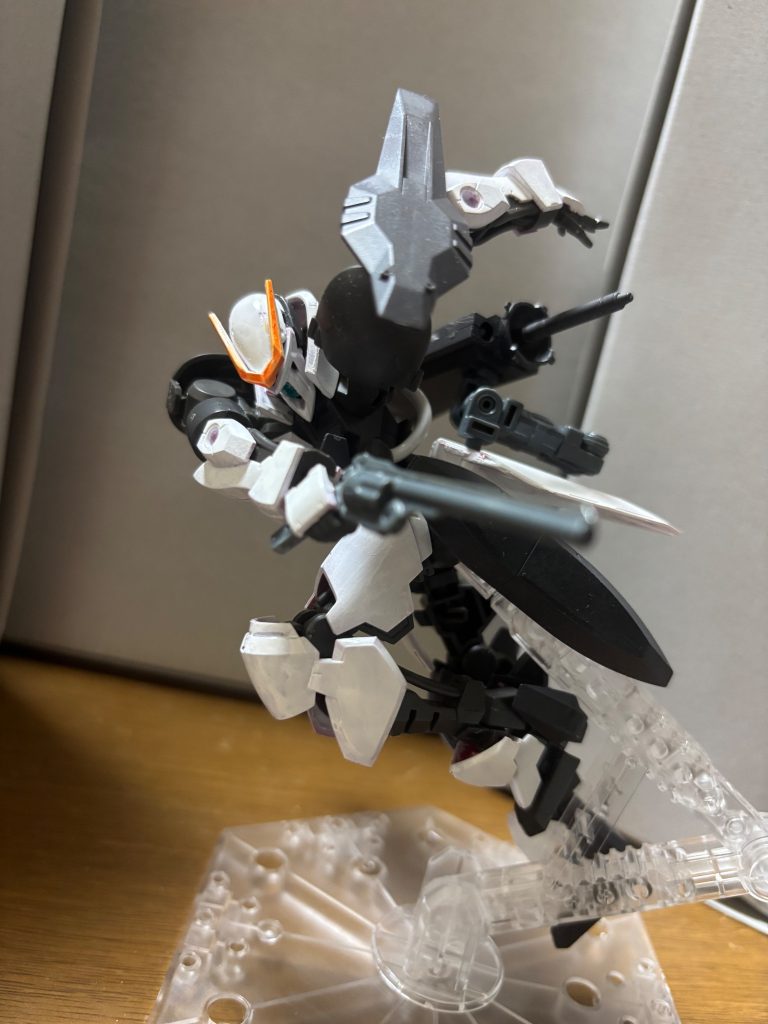 銀弾（ぎんだん）特殊なリボルバー。ガンダムフレームに特に有効とされているが、詳細は不明。マクギリス・ファリドの事件から7年。世界は少しずつ変革の兆しを見せるも、未だ問題は潰えず。その中、クリュセ中心部にてテロ事件が勃発。犯人は自らを「オルガ・イツカ」と名乗り、そのまま都市をジャックした。モビルスーツを伴った勢力な上、なぜかガンダム・フレームを所持しているため、ギャラルホルンも決定打を打てずにいた。「現代の理不尽に異を唱えたとして、それが暴力なら、何も変わらない！！」［白いヴァルキュリア］と共に立ち上がるこの青年による、暴力を否定する戦い［悪魔狩り］が始まる。&nbsp;変革を起こす始まりの人（ADAM）となれ。