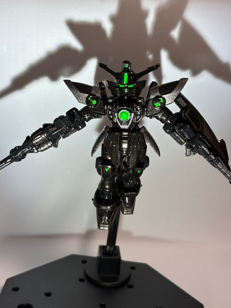 プレバンから発売された黒いMGSDウイングガンダムゼロEW（画像は控えます💦）あまりにもカッコいいんでガンダムW未視聴ながらも争奪戦参戦！しかし安定の門前払い（笑）アクセスくらいさせてよ&nbsp;&nbsp;でもねウチにも居るんです！Wガンダム