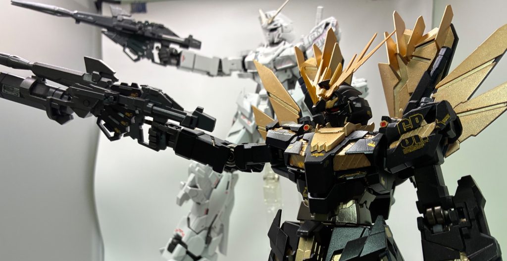 以前作成したMGEXユニコーンガンダムと劇中のシーンの再現を...でも、MGEXユニコーンガンダム台座から外すと光らないので、Geminiに発光状態再現してもらいました