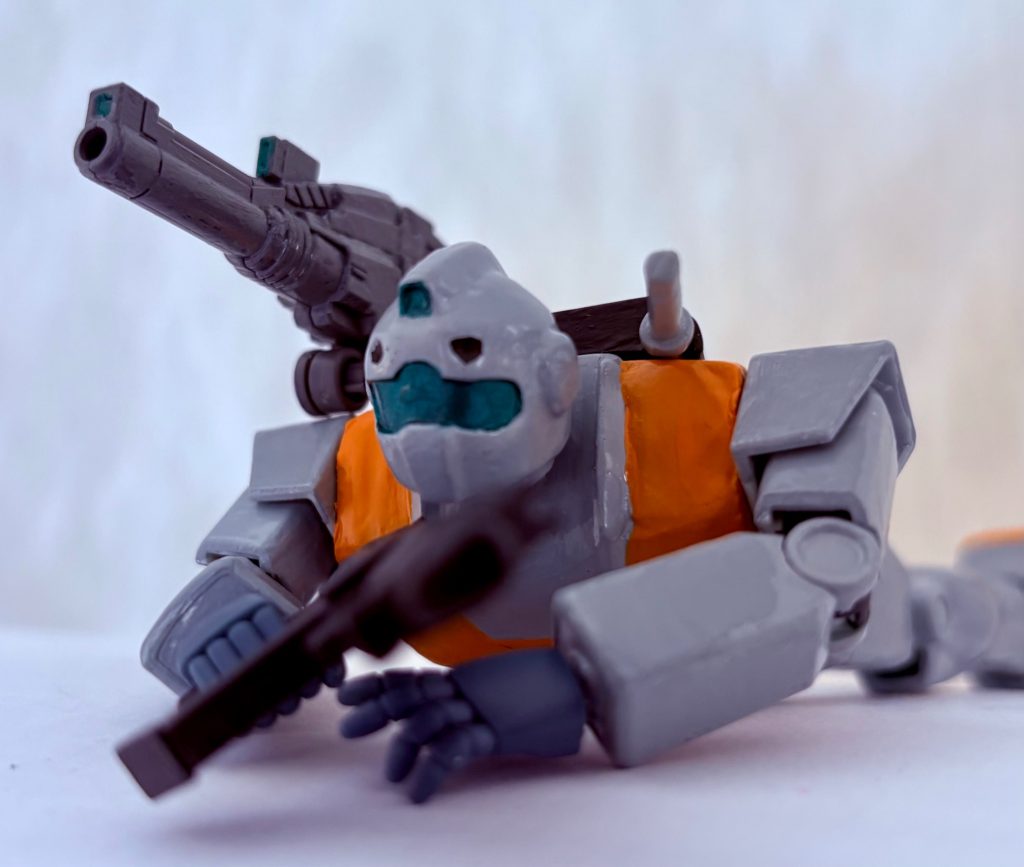 そしてボールジョイントであることを活かして、匍匐前進や狙い撃ちのポージングも取れる(gundam-kao8)このギミックはモビリティジョイントのジムスナイパーⅡをいじっていて思い浮かんだアイデアである。
