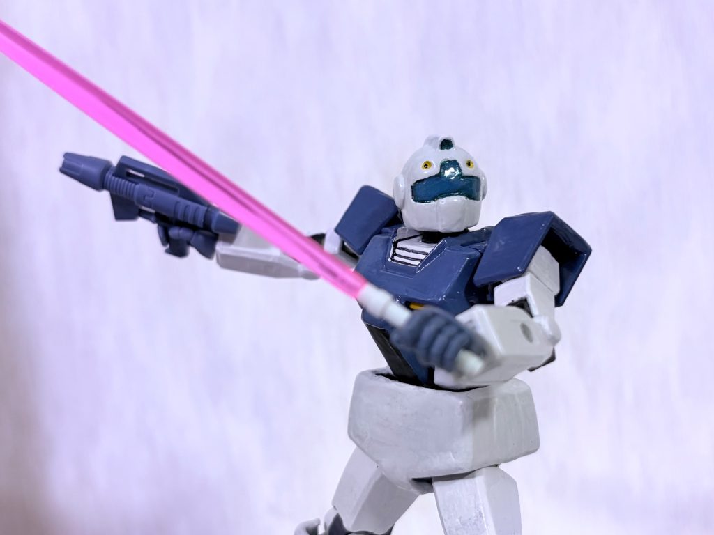 肩アーマーと胴体が青いので、スレッガーGMのつもりで動かしている(gundam-kao6)