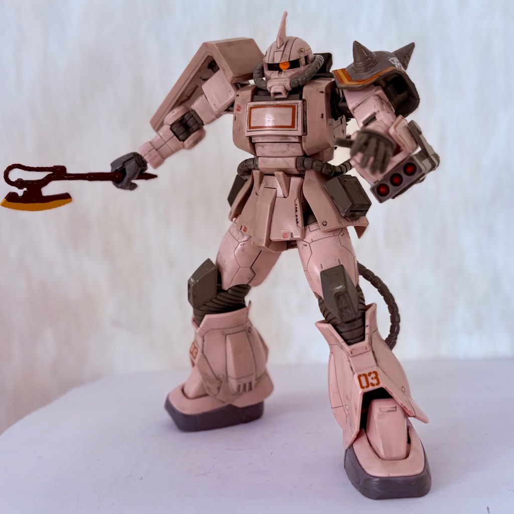 ヒートホークを持たせた状態。頭部の動きに合わせてモノアイも連動して動く(zaku-kao2)