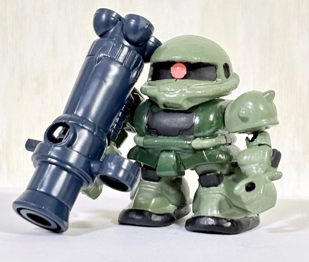 フロントビュー。初期BB特有のやけにデカいバズーカを装備。本来ならBB弾がスプリングの力で勢いよく飛ぶのだが、最近の再販バージョンでは安全基準が昔より厳しくなったのか全然飛ばない(zaku-kao9)