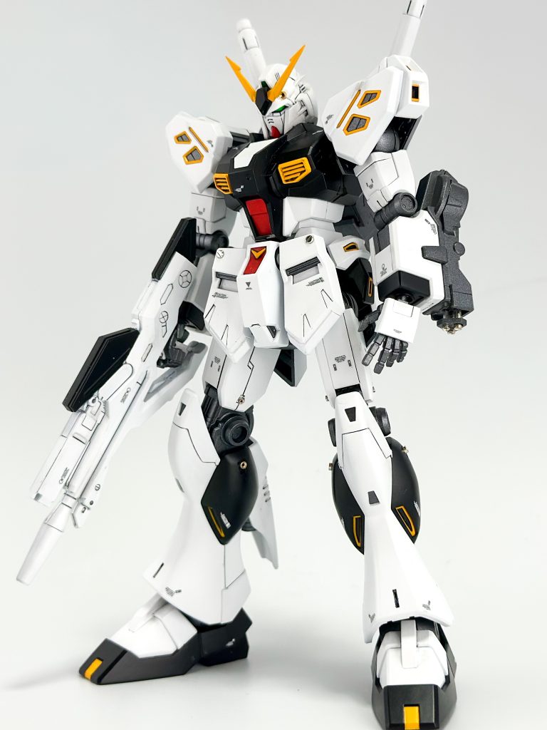 量産型νガンダム配信前なので控えますが若干劇中ネタバレ含みます。&nbsp;&nbsp;&nbsp;劇中でハサウェイ君の心をえぐった本体の量産型νガンダム。外装以上にこいつのカラーリングに迷いました。MK-Ⅱっぽい色にするか量産型そのままにするか...で、設定をいろいろ見ていたらやはり外装ユニットは急造品というのが一般的な立ち位置のようでならばより着てる感が欲しいなということで本体は外装と異なるカラーリング、やはり白メインがいいな、でも量産カラーだと面白くないなということで原種νガンダムのカラーにしました。ハサウェイ君の心をより深くえぐろうと思います。
