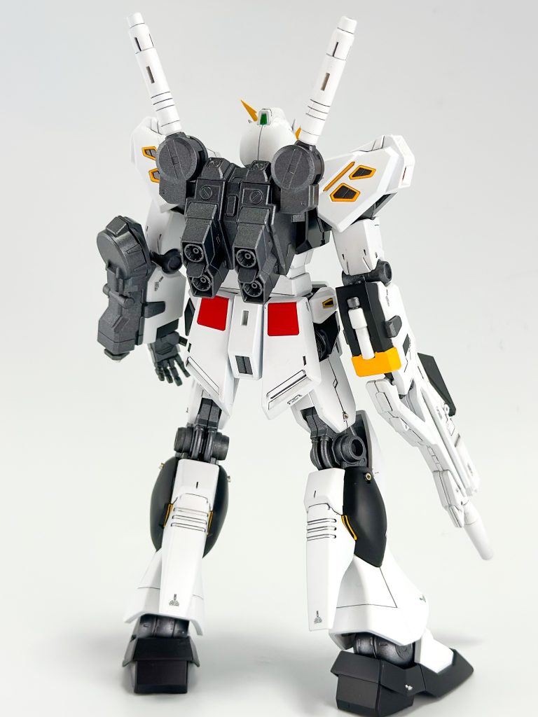 本体背面基本的にはカラバリですが、メタルパーツなどでディティール甘い部分など補っています。ほぼ見えないしこの形態に戻すことたぶんないと思うんですが。それにしてもめちゃくちゃかっこいいです。特に肩や腕が大きくマッシブなデザインなのと顔の造詣が通常のνガンダムより好きですね。