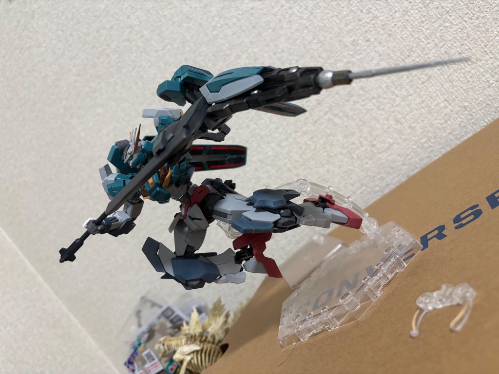 ルブリス由来のガンビットなどの遠距離兵器は全てオミット（廃絶）されている。 「ルブリスのGUNDフォーマットによる直感的な機体制御」を、すべて「巨大な機体を瞬時に跳躍・突撃させる高機動制御」と「零距離での泥臭い物理破壊」だけに全振りした、荒々しい近接特化機。