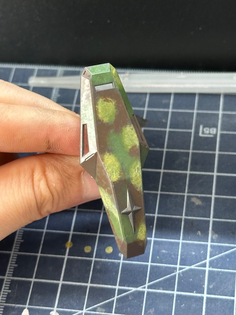 メインの３色迷彩は筆塗り。水性ホビーカラーを使っています