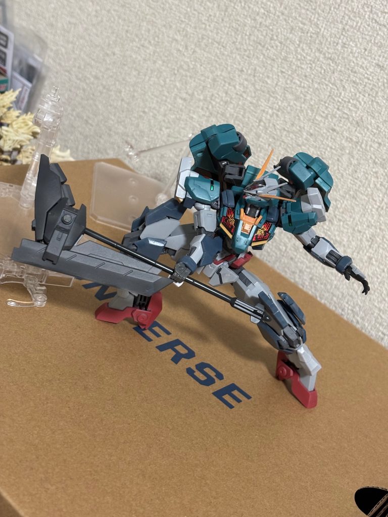 武装高機動推進型大型斧「スラスト・ハチェット」（元機能：岩盤破砕用大型スラスターアックス） 超高硬度鉱脈を一気に粉砕するための巨大アックス。背部スラスターの推進力を乗せて振り下ろされる質量攻撃は、MSの装甲を盾ごと強引に叩き割る。電磁パルス内蔵打突兵器「パイルバンカー・ニードル」（元機能：地層穿孔・サンプル採取用電磁スパイク） 地層深くへ打突するための杭。ルブリスのパーメット伝達システムを逆利用しており、杭を突き刺すと同時に強力な電磁パルス（EMP）とパーメットノイズを直接体内に流し込み、敵機を内部から機能停止させる。