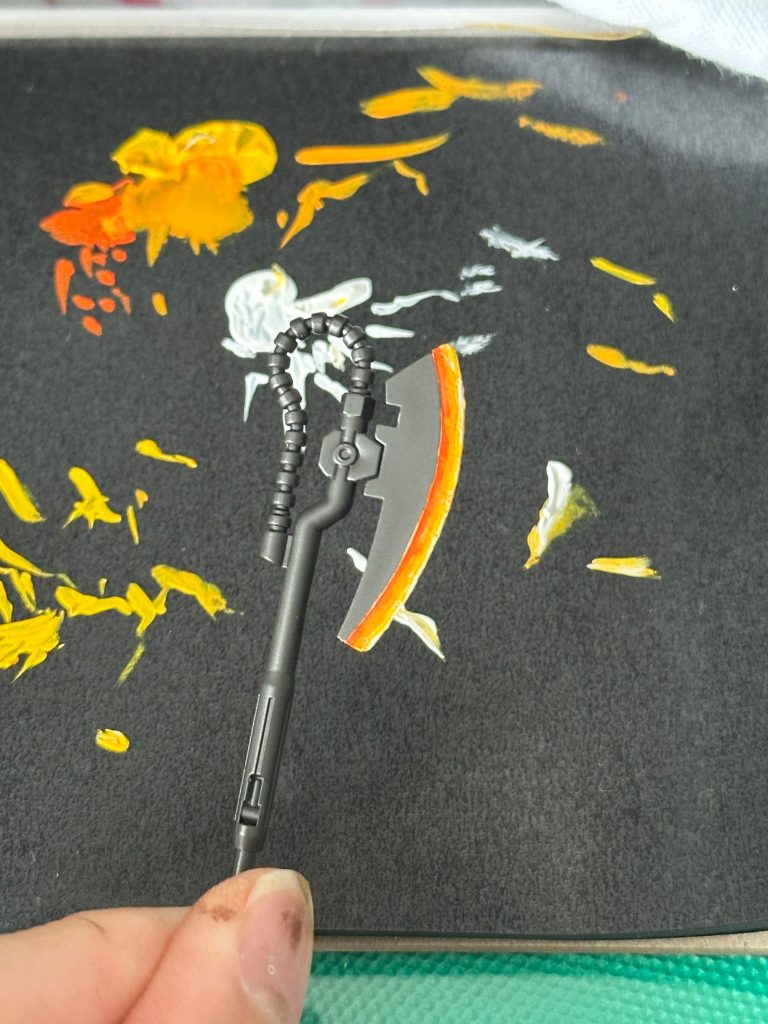 ヒートホークも赤熱化をイメージして塗装。これは初めてやったのですが割とうまく行きました