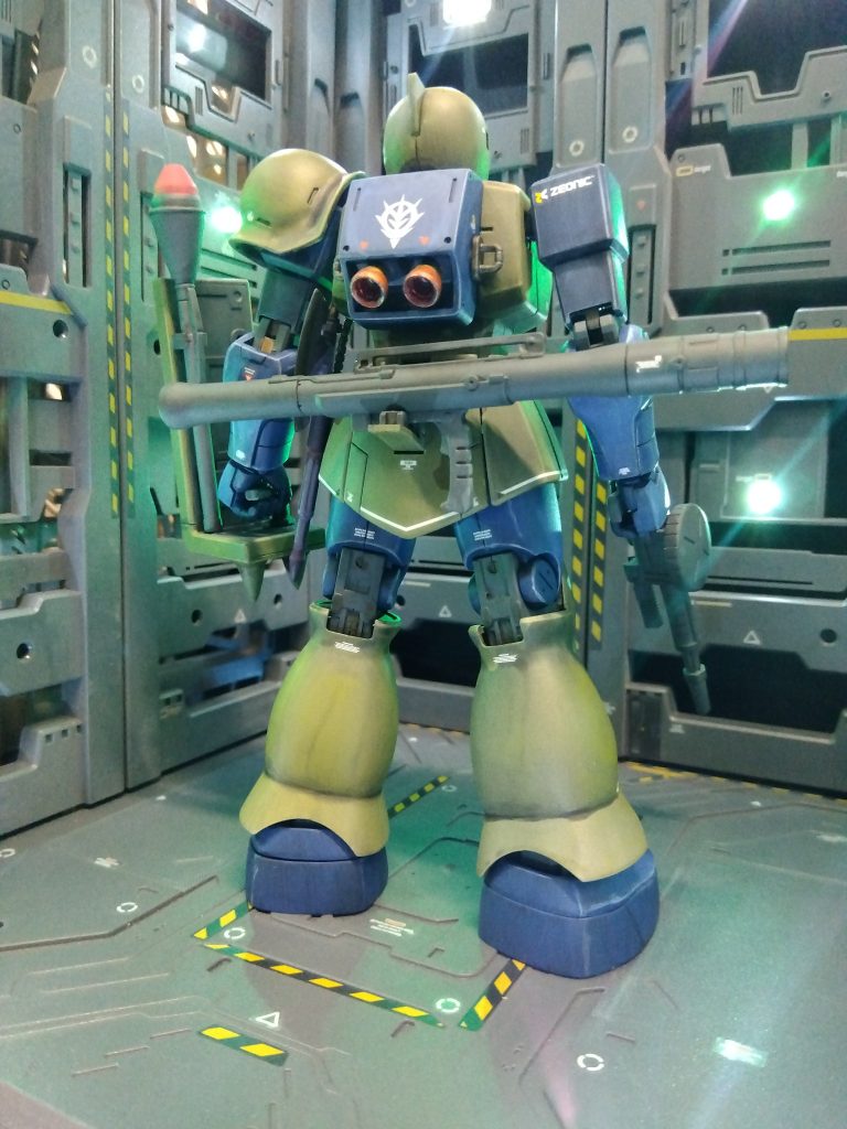 出来るだけプレーンな感じで製作。それでもランドセルの左右の窪みが気になりフックパーツを差し込み。