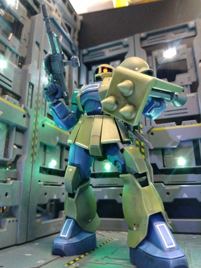 最近のキットのように、ヒザアーマーを関節パーツに付けて脚曲げた時に関節が丸見えにならないようにした作品を見てマネしました。
