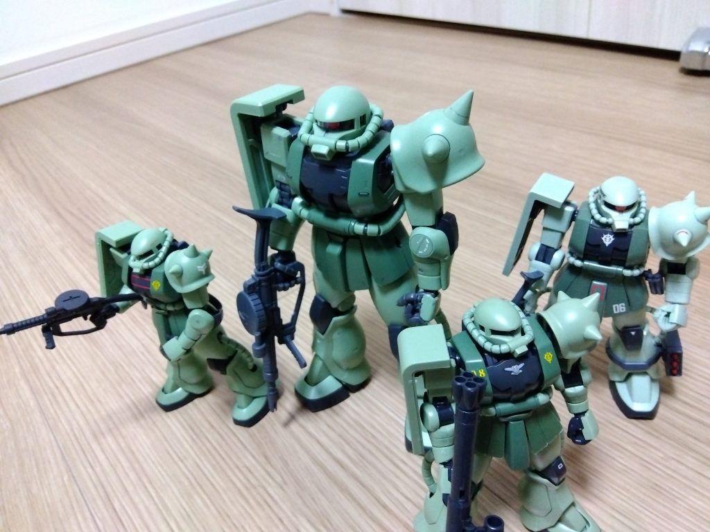 HGのザクたちと。旧HGUC、リバイブ版、リバイブ版(二体目)。