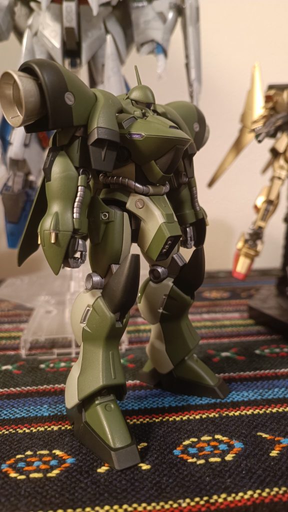色分けのパターンはガンダムオンラインの練度カラーを参考にしたのでほぼそのままですね。忘備録として、使ったカラーも残しておきます。濃いグリーン：タミヤ　オリーブグリーン薄いグリーン：タミヤ　明灰緑色黒：タミヤ　NATOブラックシルバー：タミヤ　チタンシルバーフレーム：タミヤ　ライトガンメタル約20年振りにガンプラを買ったのですが、どうせならと塗装してみましてみたら本当に楽しく現状既に5体ほど塗装しています笑(いくつかは別記事で投稿しようと思います)そしてガンスタの先人の方々の作品を見て勉強しているのですが、皆さんレベルが高く驚くばかりです。取り入れられる部分は取り入れつつ、今後もマイペースに作っていけたらなと思います。&nbsp;※初めて塗装したHGUC百式もついでに載せておきます