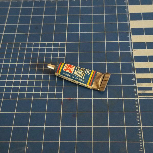 　旧キット1/100ゾゴックを作っていきたいと思います。 先日Bookoffで見かけて程々のお値段だったので衝動買い。 元デザインがそれ程好きな訳でもなく、キットの出来も格別いいとは思わないのですが、シェイプアップしてやればカッコ良くなるんじゃね?とか思ってしまったもので。 先ずは簡単に仮組みして改造プランを検討中、旧キットの改造はこの段階が一番楽しい時間だったりします。 さて無事に完成を向かえる事が出来るのか、生暖かい目で見て頂ければ幸いです。 では諸君、準備はいいか!?（4枚目）