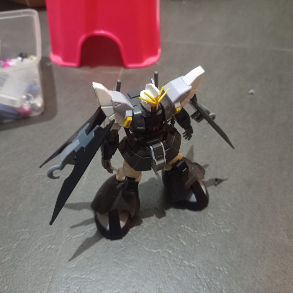 I developed the Arabian Wilderness by adding the wings from the Gundam AGE-2 Dark Hound to give it a more aggressive and distinctive silhouette.For the anti-beam cloak, I used medical gauze bandage and coated it with wood glue to stiffen the material and shape it according to the Gundam's body contours. This simple technique gives the cloak a more natural texture and form while adding extra detail to the overall custom build.#Gunpla #Gunsta #Gundam #ArabianWilderness #AGE2DarkHound #GunplaCustom #CustomGunpla #GunplaBuild #GundamCustom（6枚目）
