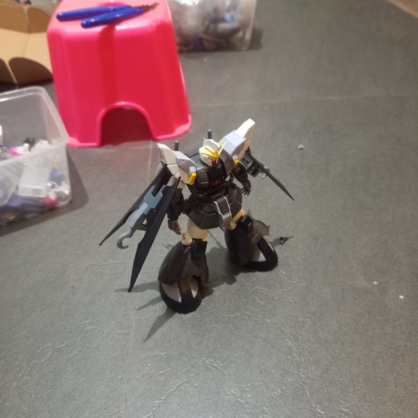 I developed the Arabian Wilderness by adding the wings from the Gundam AGE-2 Dark Hound to give it a more aggressive and distinctive silhouette.For the anti-beam cloak, I used medical gauze bandage and coated it with wood glue to stiffen the material and shape it according to the Gundam's body contours. This simple technique gives the cloak a more natural texture and form while adding extra detail to the overall custom build.#Gunpla #Gunsta #Gundam #ArabianWilderness #AGE2DarkHound #GunplaCustom #CustomGunpla #GunplaBuild #GundamCustom（5枚目）