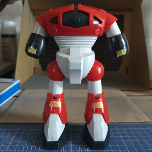 　旧キット1/100ゾゴックを作っていきたいと思います。 先日Bookoffで見かけて程々のお値段だったので衝動買い。 元デザインがそれ程好きな訳でもなく、キットの出来も格別いいとは思わないのですが、シェイプアップしてやればカッコ良くなるんじゃね?とか思ってしまったもので。 先ずは簡単に仮組みして改造プランを検討中、旧キットの改造はこの段階が一番楽しい時間だったりします。 さて無事に完成を向かえる事が出来るのか、生暖かい目で見て頂ければ幸いです。 では諸君、準備はいいか!?（2枚目）