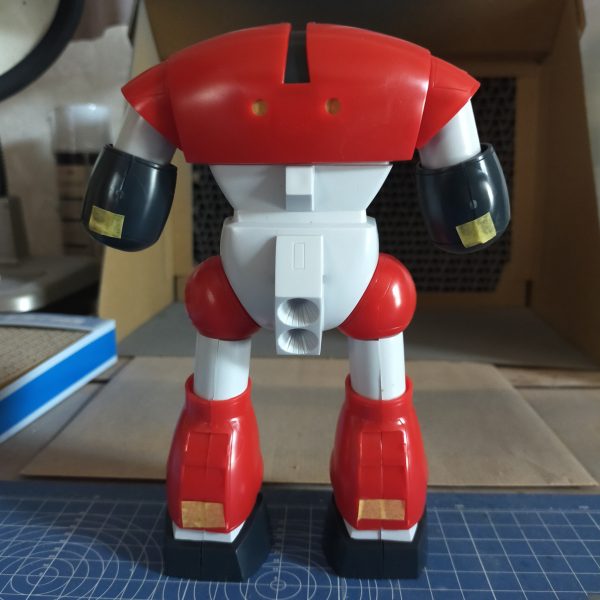 　旧キット1/100ゾゴックを作っていきたいと思います。 先日Bookoffで見かけて程々のお値段だったので衝動買い。 元デザインがそれ程好きな訳でもなく、キットの出来も格別いいとは思わないのですが、シェイプアップしてやればカッコ良くなるんじゃね?とか思ってしまったもので。 先ずは簡単に仮組みして改造プランを検討中、旧キットの改造はこの段階が一番楽しい時間だったりします。 さて無事に完成を向かえる事が出来るのか、生暖かい目で見て頂ければ幸いです。 では諸君、準備はいいか!?（3枚目）