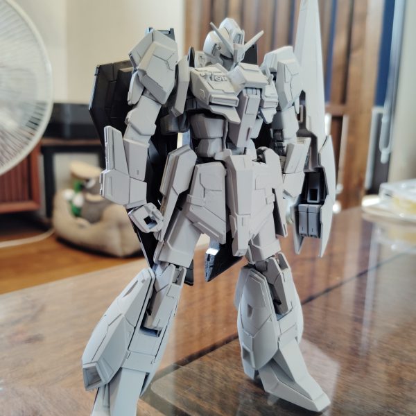 閲覧ありがとうございます！先日のZガンダムの続きです！サフを吹き終わりましたが、結構なキズや不備が多いですこれから補修作業です背面のバインダーはサフを吹かず簡単に赤だけ塗り分けて仕上げようと思いますWRに変形させたいのでしかし、不備が多いとはいえ、このかっこよさは素晴らしい今回も言わせてくださいコレで完成でイイんじゃないかな〜！今日はここまでです（2枚目）
