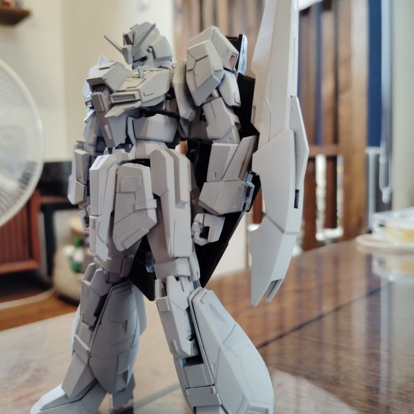閲覧ありがとうございます！先日のZガンダムの続きです！サフを吹き終わりましたが、結構なキズや不備が多いですこれから補修作業です背面のバインダーはサフを吹かず簡単に赤だけ塗り分けて仕上げようと思いますWRに変形させたいのでしかし、不備が多いとはいえ、このかっこよさは素晴らしい今回も言わせてくださいコレで完成でイイんじゃないかな〜！今日はここまでです（3枚目）