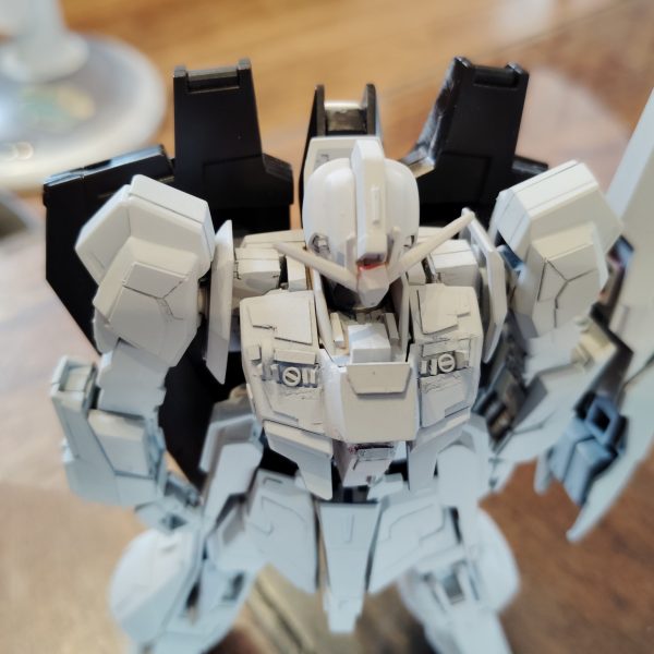 閲覧ありがとうございます！先日のZガンダムの続きです！サフを吹き終わりましたが、結構なキズや不備が多いですこれから補修作業です背面のバインダーはサフを吹かず簡単に赤だけ塗り分けて仕上げようと思いますWRに変形させたいのでしかし、不備が多いとはいえ、このかっこよさは素晴らしい今回も言わせてくださいコレで完成でイイんじゃないかな〜！今日はここまでです（4枚目）