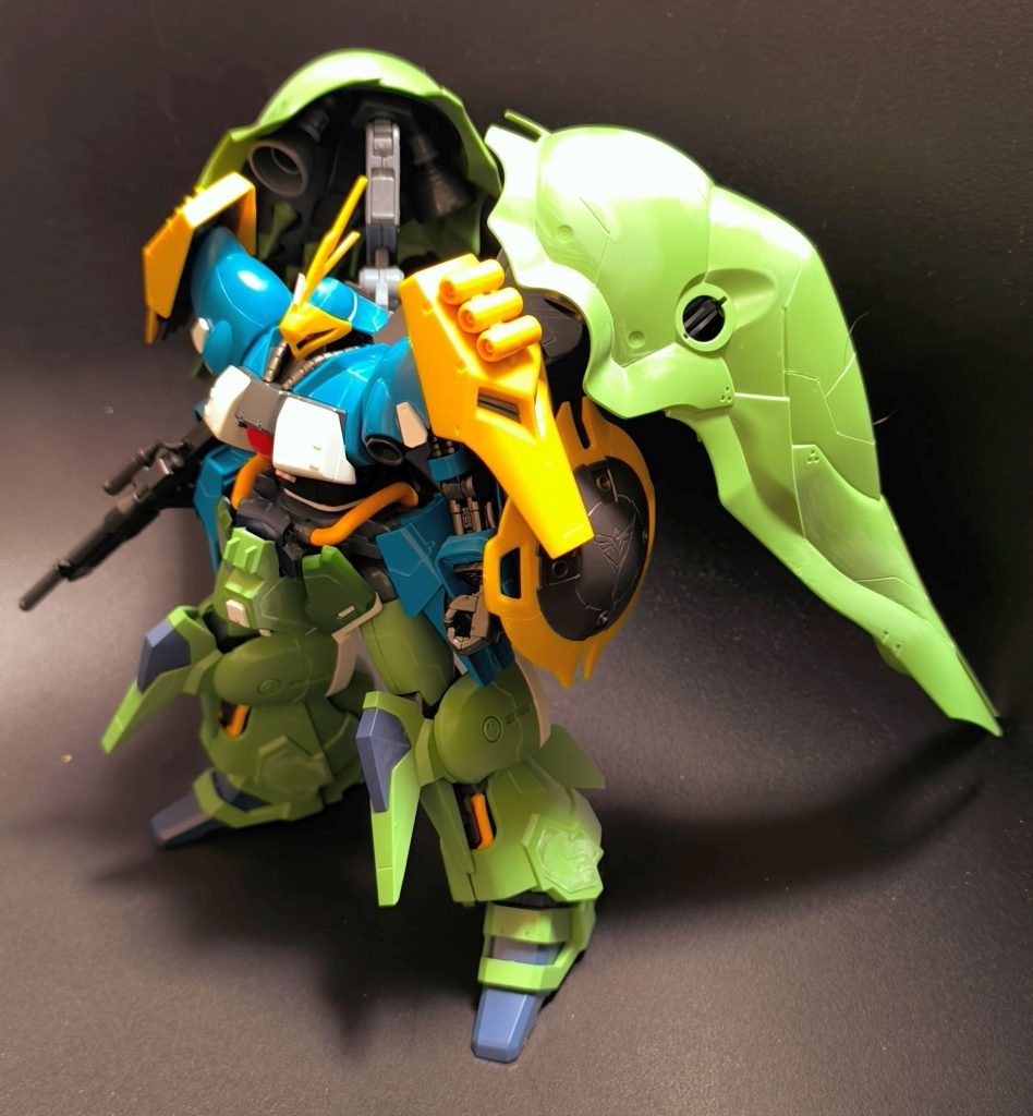 ミキシング具合はこんな感じです。最初はヤクトドーガ本体にバインダーを背負わせただけで考えていたのですが、バインダーの大きさに本体が負けて不格好であったため、急遽、下半身もまるっとクシャトリヤってみました。なお、股間部分は地味に改修し、上半身からのシルエットがなじむようにしています。