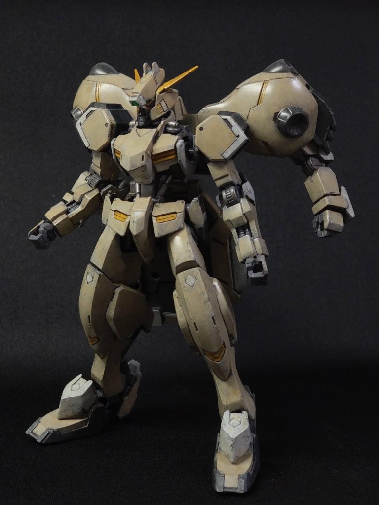 10年ほど前のキットなんですが、色分けが全然されていなくて、中途半端にシールで無理くり再現しようとしてあるけど、全然忠実に色分けできません。バインダー+腕とかシールド等、背中側は完全無視されています。色々見倒して忠実な色分けを目指しました。顔はシール残しにしようとしたものの、鼻あたり(?)が欠損してて、どうなってるのが正解かわからなかったので黒塗りです。破損した体(てい)。