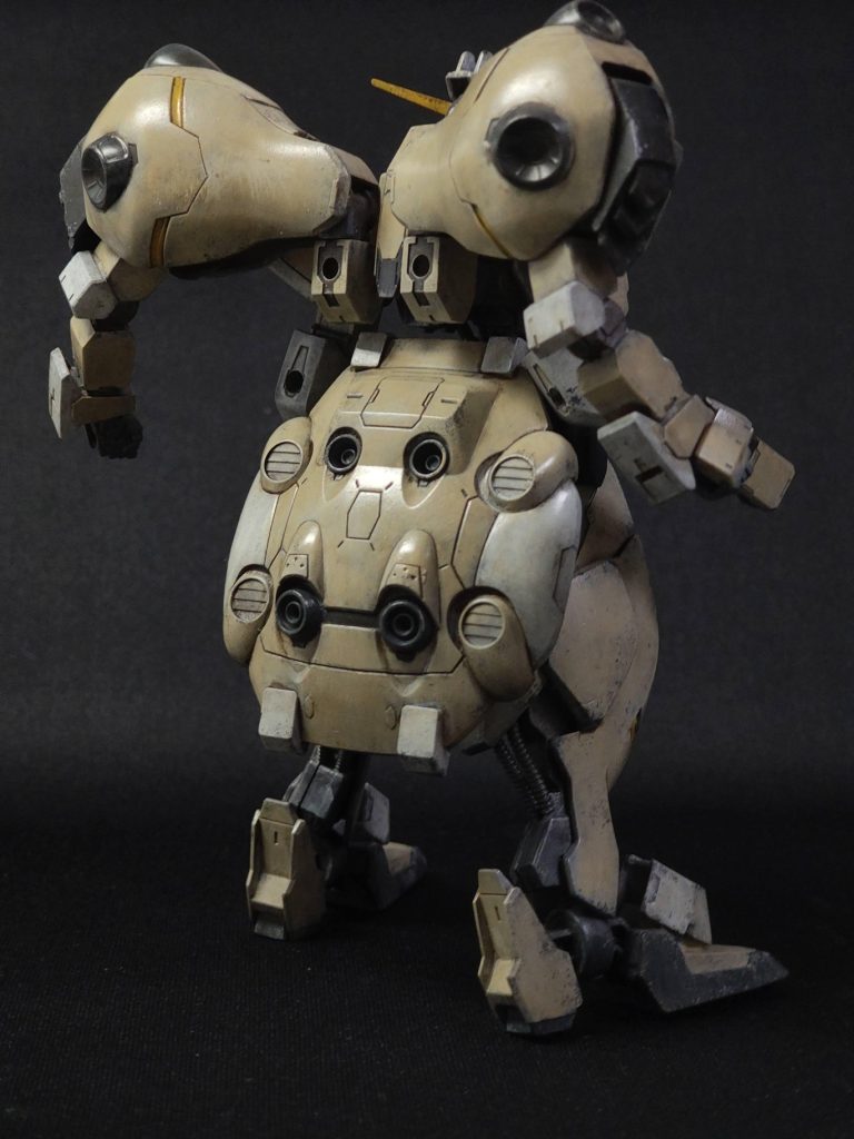 いつもどおりメカサフヘビィからの水性ホビーカラーの塗装レシピです。メイン: ディアクティブホワイト > ライブラウン(タン)白: ディアクティブホワイト > グランプリホワイト黒: ネイビーブルー > ファントムグレイ橙: ディアクテイブホワイト > プロトタイプイエロー > ハイネオレンジダークグレー(タミヤエナメル)チッピング > 半光沢コート > グラウンドブラウン(Mr.ウェザリングカラー)ウォッシング&nbsp;細かい所で、エナメル黒など色々。メインカラーを決めるのに、4パターンぐらい試した結果、結局これに。最近よくやる、説明書の色指定で 多い方を1色目に、少い方を2色目に塗るパターンです。説明書でホワイト70%+ライトブラウン30%となっていて、いや、ホワイト7割も入れたら、この色にはならなくない?と思いつつ、ほぼ白を塗りつぶした疑惑があります。写真で照明を明くすると色の透け感が潰れるので、暗くしたりしてたら明るさ統一できてなかったです。&nbsp;