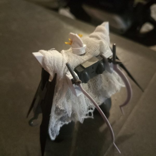 I developed the Arabian Wilderness by adding the wings from the Gundam AGE-2 Dark Hound to give it a more aggressive and distinctive silhouette.For the anti-beam cloak, I used medical gauze bandage and coated it with wood glue to stiffen the material and shape it according to the Gundam's body contours. This simple technique gives the cloak a more natural texture and form while adding extra detail to the overall custom build.#Gunpla #Gunsta #Gundam #ArabianWilderness #AGE2DarkHound #GunplaCustom #CustomGunpla #GunplaBuild #GundamCustom（7枚目）