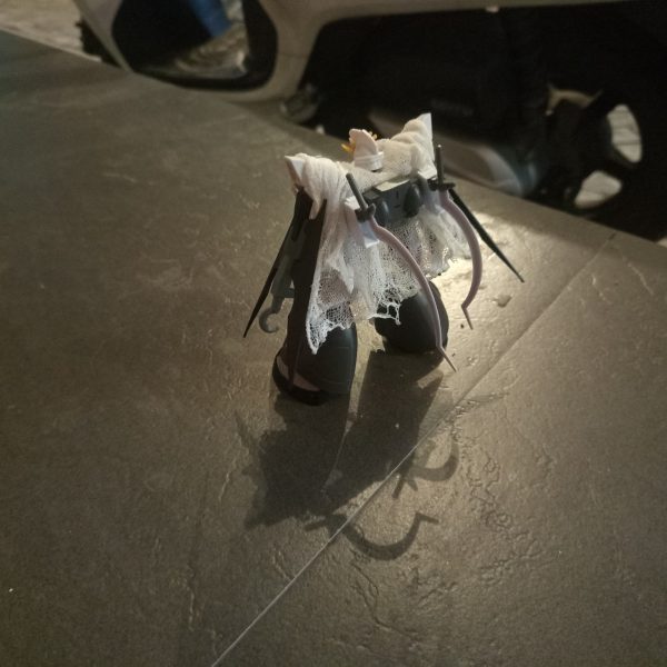 I developed the Arabian Wilderness by adding the wings from the Gundam AGE-2 Dark Hound to give it a more aggressive and distinctive silhouette.For the anti-beam cloak, I used medical gauze bandage and coated it with wood glue to stiffen the material and shape it according to the Gundam's body contours. This simple technique gives the cloak a more natural texture and form while adding extra detail to the overall custom build.#Gunpla #Gunsta #Gundam #ArabianWilderness #AGE2DarkHound #GunplaCustom #CustomGunpla #GunplaBuild #GundamCustom（4枚目）