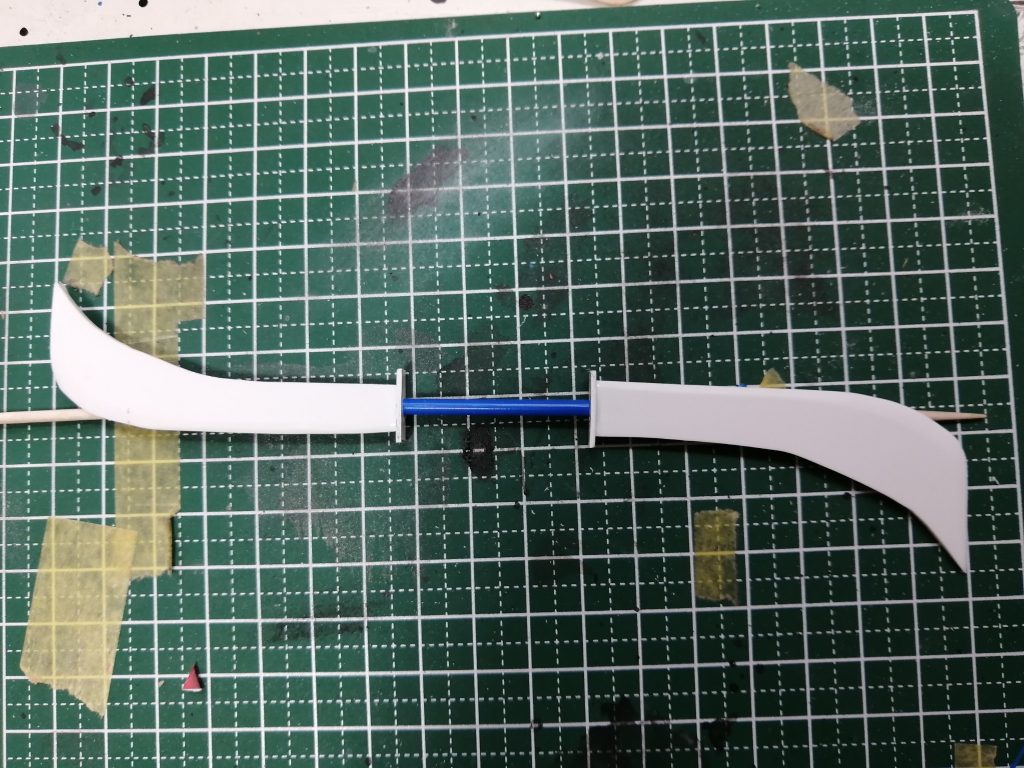プラ板と、製作中のフリーダムガンダムのランナーから作成しました。