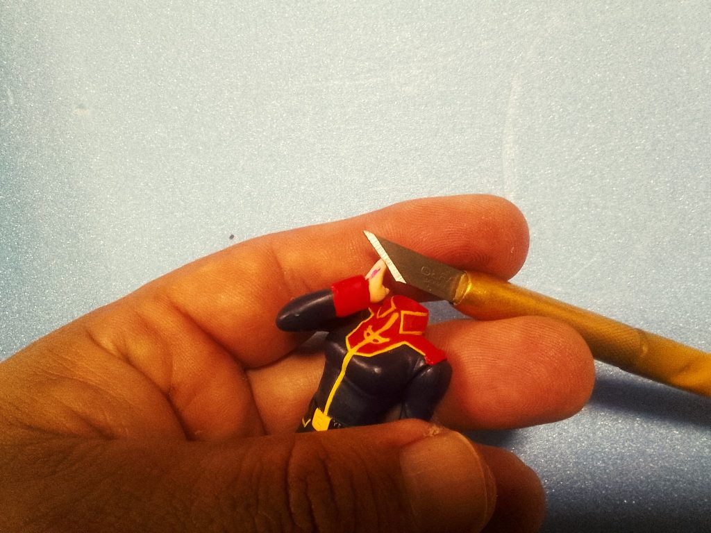 目立つ肌のパーティングラインをよく切れるデザインナイフでカンナ掛けで修正を行います。